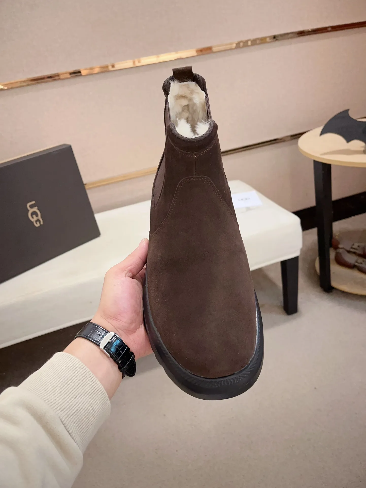 Men's shoes💰: 600💰(high-end goods) UGG❄️❄️Latest model 1:1⃣️quality, fabric: high-end quality first-layer cowhide imported from Europe. Lining: wool lining, sole: pure imported rubber foam outsole. ❤️High-end goods, fine workmanship, trendy and fashionable. The fit is very classy. If you know the goods, you will definitely not be able to refuse😍😍Code number: 41-45. Can be customized 46.47.